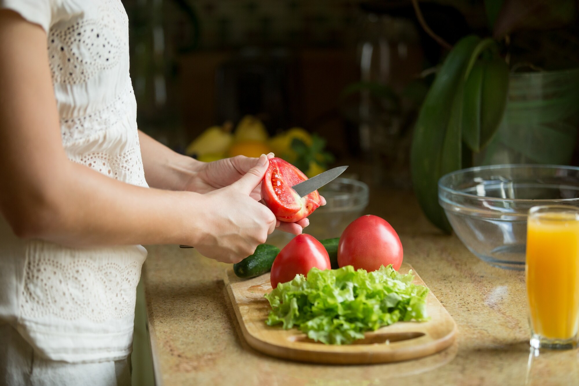 Espacio reservado para una fotografía de una persona preparando alimentos frescos
